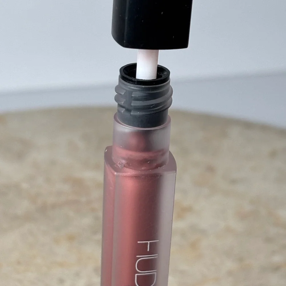 Huda Beauty Liquid Matte Lipstick 4.2ml Queen of‎ Sheba Mauve Brown Nude 2642